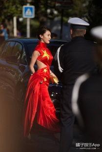 网红国旗装蹭红毯图片,引发网友热议